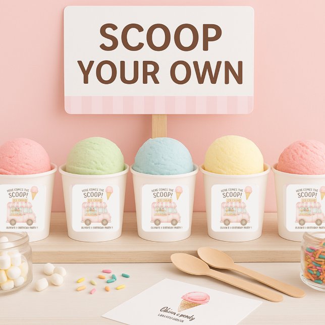Here Comes the Scoop! | Pink Ice Cream Truck  Quadratischer Aufkleber (Von Creator hochgeladen)