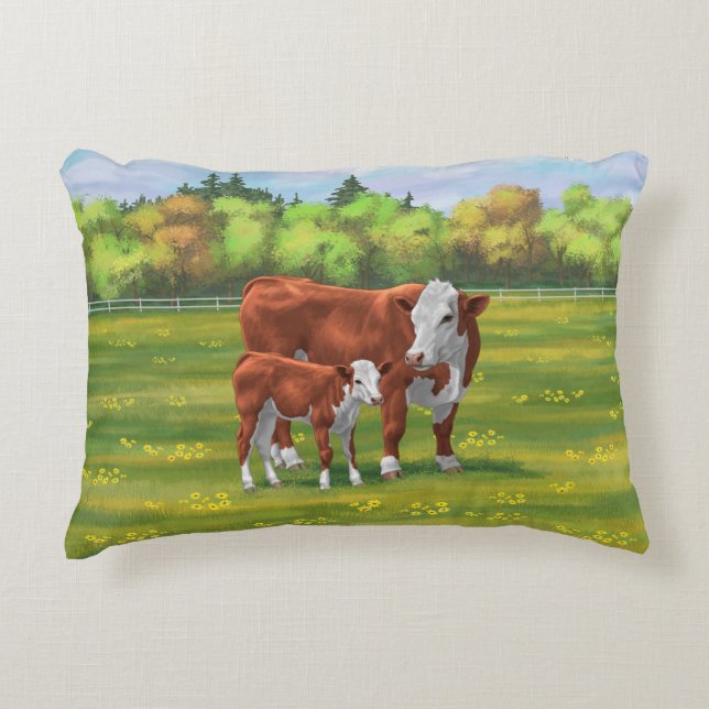 Hereford Cow & Niedlich Calf im Sommer Weide Dekokissen (Vorderseite)