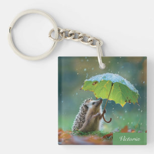 Hérisson mignon tenant un parapluie de feuilles