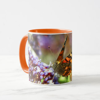 Hermosa Mariposa polinizando flores Tasse