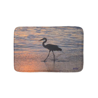 Héron au tapis de bain de lever de soleil