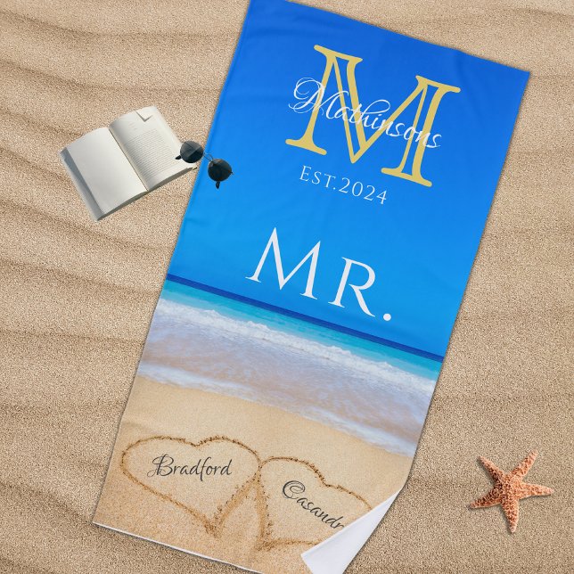 Herr Beach Wedding Hearts in Sand Family Monogram  Strandtuch (Von Creator hochgeladen)