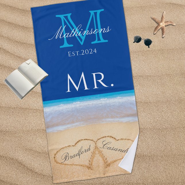 Herr Beach Wedding Hearts in Sand Family Monogram  Strandtuch (Von Creator hochgeladen)