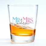 Herr & Frau Newlywed Gastgeschenk Hochzeit Schnapsglas<br><div class="desc">Feiern Sie Ihre heilige Ehe mit dieser niedlichen Hochzeitsfeier für ein frisch verheiratetes Ehepaar. Passen Sie es an,  indem Sie Ihren Nachnamen / Nachnamen und das Hochzeitstag Jahr. Rosa,  blau und schwarz eleganter Schriftart. Ideal für ein Brautparty oder Jubiläum / Hochzeitsempfang Abendessen Party für einen Ehemann und Ehefrau.</div>