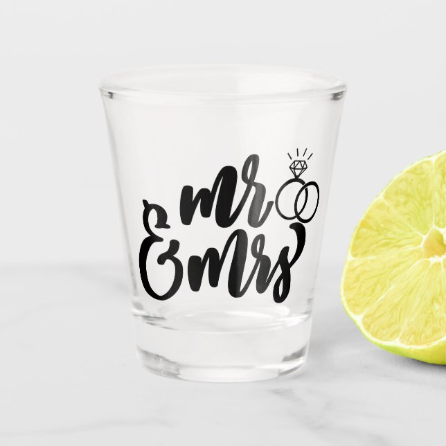 Herr & Frau Typografie mit Herz Hochzeit Schnapsglas (Vorderseite)