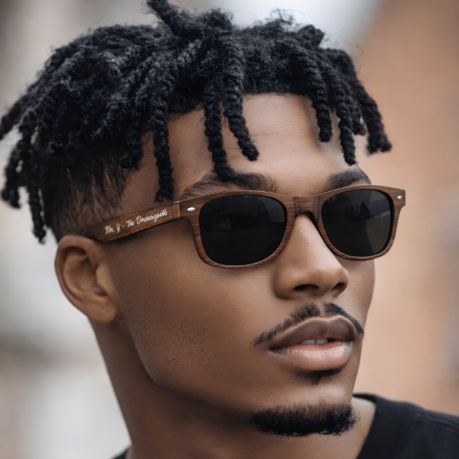 Herr [Initial] | Personalisiertes Holz 2026 (He doesn’t need to prove anything.
His presence speaks first.
For the man defined)