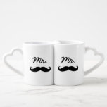 Herr & Mr. Mustache & Mustache Liebestassen<br><div class="desc">Das perfekte Geschenk für jedes Paar,  das lustige und moderne Design verfügt über einen schwarzen Schnurrbart mit "Mr."-Formulierung.</div>