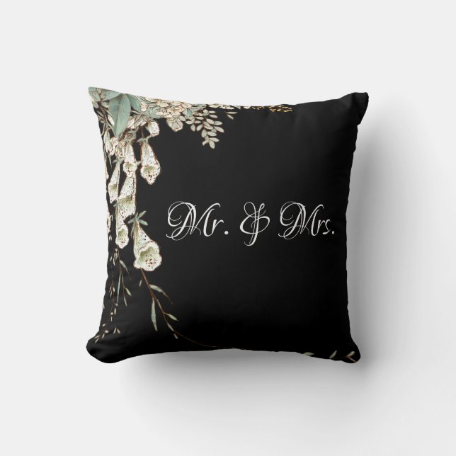 Herr & Mrs. Black Floral Script Elegant Wedding Kissen (Vorderseite)