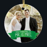 Herr & Mrs. First Christmas Foto Green Keramik Ornament<br><div class="desc">Dieses Foto Weihnachtsbaumschmuck verfügt über Foto Rahmen, um die Vorderseite des Ornaments zu füllen. Eine Grafik eines grünen Farbbanners, ganz unten, zeigt den Text: Erste Weihnachten als Herr. & Frau Custom Text, auf der Rückseite, erlaubt es Ihnen, die Namen der Braut und Bräutigam und das Jahr hinzuzufügen. Dieses Ornament ist...</div>