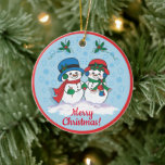 Herr & Mrs. Frosty The Snowman Keramik Ornament<br><div class="desc">Personalisieren Sie dieses einzigartige "Eine von einer Art" Weihnachtsschmuck! Herr & Mrs. Frosty Der Schneemann, der seine Weihnachtshats trägt, Ohrmuffs und -skarven machen einen zauberhaften Weihnachtsspaziergang durch ein "Schneewinterwunder"! Originelle Kunstmalerei des Künstlers Kerry Miller.</div>