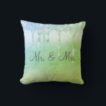 Herr & Mrs Green Glitzer Keepake Elegant Kissen<br><div class="desc">Schöner grüner Glitzer Satin-Look Glitzer "Mr. & Mrs. "I Liebe you" Kissen. Wie hübsch wäre das auf einem Bett oder einem Wohnzimmer in einem Schlafzimmer? Eine Seite ist für die neue Herren und Frau,  die andere Seite hat "I Liebe You" Typografie.</div>