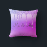 Herr & Mrs Lila Pink Glitzer Keepake Elegant Kissen<br><div class="desc">Schöner lila-rosa Satin-Look Glitzer "Mr. & Mrs. "I Liebe you" Kissen. Wie hübsch wäre das auf einem Bett oder einem Wohnzimmer in einem Schlafzimmer? Eine Seite ist für die neue Herren und Frau, die andere Seite hat "I Liebe You" Typografie.</div>