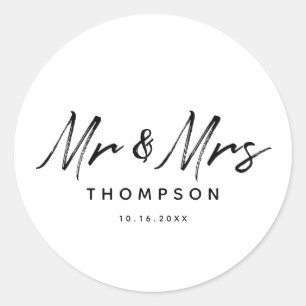Herr & Mrs. Modern Schwarz-weiß Script Wedding Runder Aufkleber