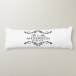 Herr & Mrs. Name Personalisiert Wedding Date Gesch Seitenschläferkissen<br><div class="desc">Personalisieren Sie es! oder klicken Sie auf die Schaltfläche Anpassen, um den Schriftart zu ändern, die Textgröße anzupassen. Eine wunderschöne Zuhause-Dekoration prägt Brides, Neuvermählte, Paare. HINWEIS: Sie können die Hintergrundfarbe leicht in eine beliebige Farbe ändern: Klicken Sie auf die Schaltfläche Anpassen > Klicken Sie oben auf Bearbeiten > Hintergrund> Ein...</div>