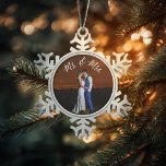 Herr & Mrs Newly Weds Pewter Keepake Ornament<br><div class="desc">Erstes Weihnachtsgeschenk für frische Weds oder Ihren neuen Ehepartner. "Herr & Mrs." Skriptüberlagerung auf Ihrem Foto. Foto mit freundlicher Genehmigung von Leeds Wedding Fotograf,  John Hope. Besuchen Sie ihn unter http://www.johnhopephotography.com</div>