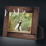 Herr & Mrs. Script Rustic Wedding Foto Frame Fotoplatte<br><div class="desc">Dieses Design verfügt über einen rustikalen Holzrahmen aus Imitat und modernen Skripttext. Klicken Sie auf die Schaltfläche Anpassen, um den Text flexibler zu gestalten. Variationen dieses Designs, verschiedene Papiertypen sowie koordinierende Produkte sind in unserem Shop unter zazzle.com/store/doodlelulu erhältlich. Kontaktieren Sie uns, wenn Sie dieses Design für ein bestimmtes Produkt verwenden...</div>