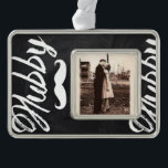 Herr Mustache, frisch verheiratet, Groom Honeymoon Rahmen-Ornament Silber<br><div class="desc">Herr Mustache hat Groom Honeymoon frisch vermählte Geschenke gegeben.</div>