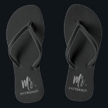 Herr Nachname Flip Flops mit Silberstreifen<br><div class="desc">Herr Nachname Flip Flops mit Silberfolien Typografie. Die Flip Flops können mit Mrs. Gold Flip Flops gepaart werden.</div>