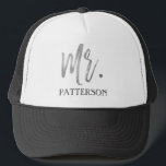 Herr Nachname Silver Foil and White Trucker Hat Truckerkappe<br><div class="desc">Herr Nachname Silver Foil und White Trucker Hat für ihn. Der Mr. Nachname LKW hat als passender mrs. hat in der gleichen Sammlung.</div>