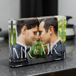 Herr Newlywed Gift Modern Couple Foto Keepake<br><div class="desc">Minimaler und moderner,  frisch verheirateter Foto. Einfaches und modernes Design mit einem kompletten Foto-Design. Passen Sie Ihre Wünsche mit Ihrem Foto,  Jahr und Namen an. "Mr. & Mr." Foto Overlay in einer eleganten Typografie. Ein perfekter Sake für Paare,  die ihre Ehe als Mr. und Mr. feiern</div>