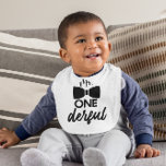Herr ONEderful 1st Birthday Baby Bib Babylätzchen<br><div class="desc">Dies ist ein Mr. ONEderful 1. Birthday Bib. 1. Geburtstagsbib,  Erste B-Day Bibs,  ONE deful,  Mr Wonderful,  Bowtie,  Bow-Krawatte,  Bowties,  Bow-Krawatte,  Schwarz-weiß Minimal,  Nahrungsversorgung Fütternd Essen</div>