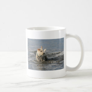 Herr Pish am karminroten Strand Kaffeetasse