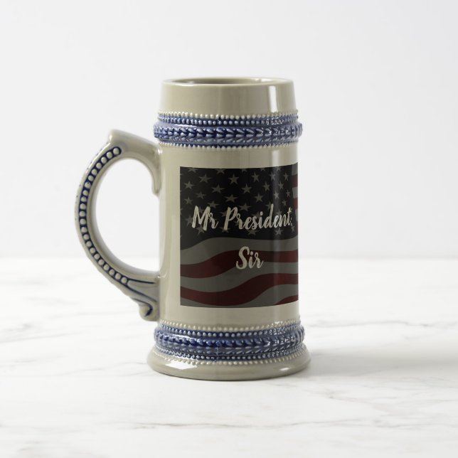 Herr Präsident, Sir Coffee Tasse (Links)