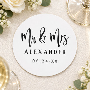Herr und Frau Brushed Script Hochzeitsdatum Runder Pappuntersetzer
