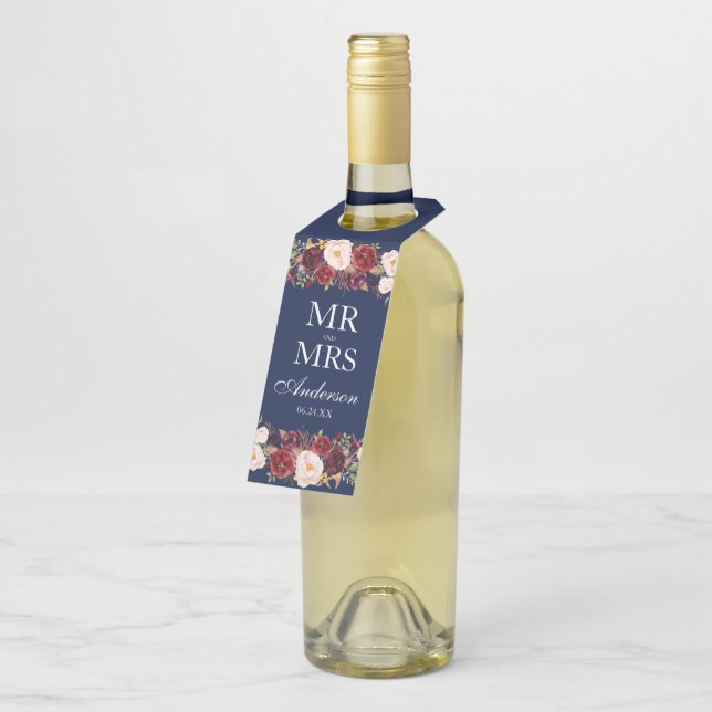 Herr und Frau Burgundy Floral Blue Wedding Flaschenanhänger (Angewinkelt)