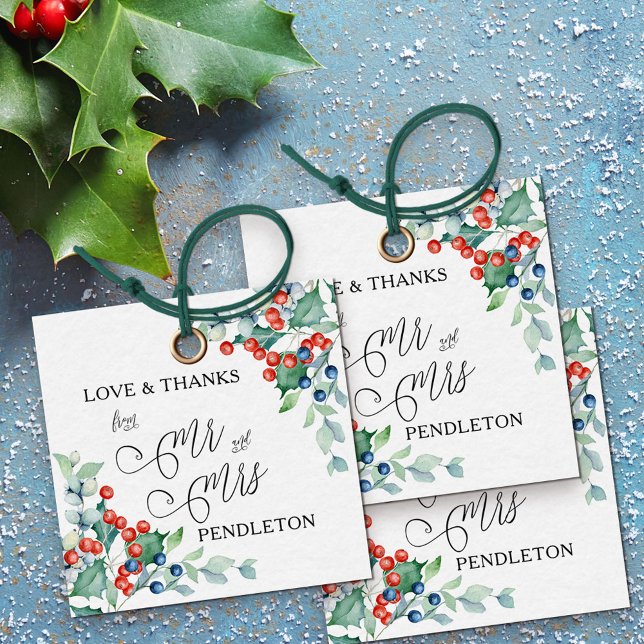 Herr und Frau Calligraphy Holly and Berries Geschenkanhänger (Mr and Mrs winter wedding favor tags with elegant calligraphy and holly)