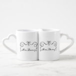 Herr und Frau Darcy Liebestassen<br><div class="desc">Romantische passende Tasse für die Fans von Jane Austen Pride and Prejudice. Ein lustiges Geschenk für einen modernen Tag,  Lizzie Bennet oder Mr. Darcy,  mit einem Nottext,  der von einem eingravierten Band und einer Hochzeitsband umrahmt ist.</div>