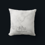 Herr und Frau | Eleganter weißer Marmor Modernes S Kissen<br><div class="desc">"Mr. and Mrs." Eleganter weißer Marmor Modernes Drehbuch Personalisiertes Geschenk Perfekt als Hochzeitsgeschenke für Neuvermählte,  Hochzeitstag Geschenke,  Valentinstag Tagesgeschenke und Geschenk für alle Anlässe.</div>