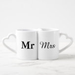 Herr und Frau | elegantes modernes Liebestassen<br><div class="desc">" Herr und Frau" zusammenpassendes Paargeschenk mit elegantem modernem Schwarzweiss-Entwurf. Vervollkommnen Sie für • Liebhaber/Paare • Jungvermählten • Hochzeitstag • Valentinstag Klicken Sie an besonders anfertigen es Knopf, um den Entwurf zu personifizieren, indem Sie die Hintergrundfarbe wählen, die Sie mögen und sogar Ihren eigenen Text addieren. Zusammenpassende Einzelteile sind auch...</div>