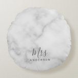 Herr und Frau| Elegantes weißes Marmor Modernes Sk Rundes Kissen<br><div class="desc">"Mr. and Mrs." Elegantes White Marble Modern Script Personalisiert Couple Geschenk

Perfekt als Hochzeitsgeschenke für Neuvermählte,  Hochzeitsgeschenke,  Valentins Tagesgeschenke und Geschenk für alle Anlässe.</div>