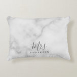 Herr und Frau| Elegantes weißes Marmor Modernes Sk Zierkissen<br><div class="desc">"Mr. and Mrs." Elegantes White Marble Modern Script Personalisiert Couple Geschenk

Perfekt als Hochzeitsgeschenke für Neuvermählte,  Hochzeitsgeschenke,  Valentins Tagesgeschenke und Geschenk für alle Anlässe.</div>