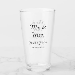 Herr und Frau fügen den Namen est hinzu. Ehepaar Glas