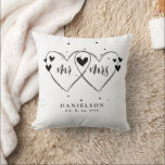 Herr und Frau Newly Weds Wedding Kissen<br><div class="desc">Design zeichnet sich durch ein hervorragendes Doppelherz mit Mr. und Mrs. in einem klassischen Hochzeitskalligraphie-Skript umgeben von Konfetti - alles in Schwarz und Weiß. Einfache Anpassung mit Namen und Veranstaltungsdatum der Wahl. Perfektes Geschenk für Braut, Bräutigam und Jubiläum.</div>