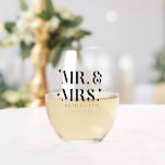 Herr und Frau Newlywed Hearts Weinglas Ohne Stiel<br><div class="desc">Geschenk für die Neuvermählten. Retro mutigen Schriftart, der sagt: "Mr. & Mrs." mit Herzen herum. Sie können unten Ihren Familiennamen und Ihr Hochzeitstermin hinzufügen.</div>