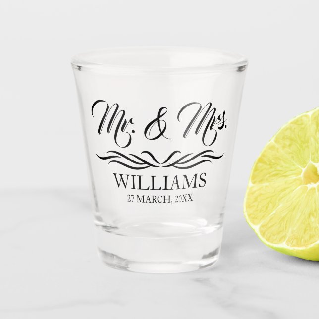 Herr und Frau Personalisiert Surname Gastgeschenk  Schnapsglas (Vorderseite)
