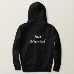 Herren Hoodie Just Married Bestickter Hoodie<br><div class="desc">Für die Groom gezeigt ist ein schwarzer Zip-Kapuze zum Entspannen in. Weiß bestickter Text vorne und hinten/Just Married. Passen Sie dieses Objekt an oder kaufen Sie,  wie es ist.</div>