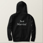 Herren Hoodie Just Married Bestickter Hoodie<br><div class="desc">Für die Groom gezeigt ist ein schwarzer Zip-Kapuze zum Entspannen in. Weiß bestickter Text vorne und hinten/Just Married. Passen Sie dieses Objekt an oder kaufen Sie,  wie es ist.</div>