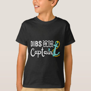 Herrenbootseigner beansprucht das Kommando über da T-Shirt