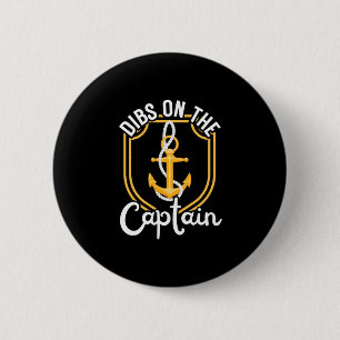 Herrenbootseigner beansprucht den Kapitän Button