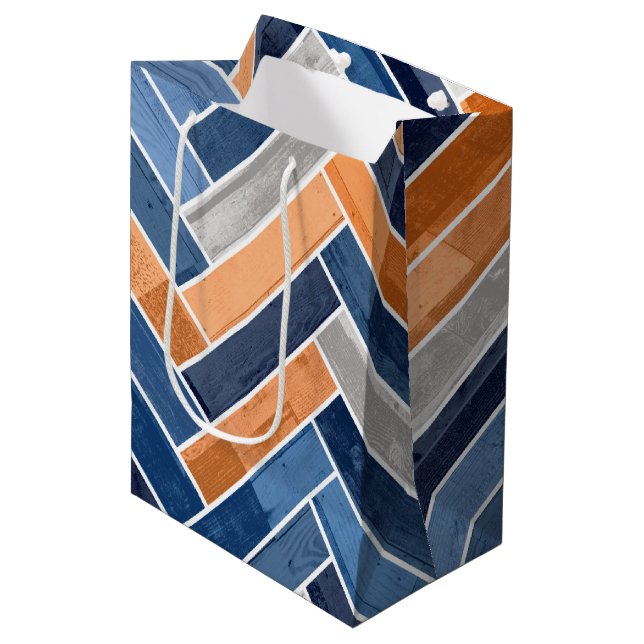 Herringbone-Muster in Navy Blue und Orange Mittlere Geschenktüte (Vorderseite Schrägansicht)