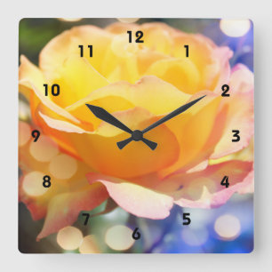 Herrliche gelbe Rosenrose Blume. Blumenfotografie. Quadratische Wanduhr