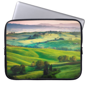 Herrliche Grüntöne in der Landschaft und mit Licht Laptopschutzhülle