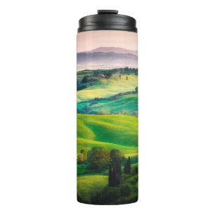 Herrliche Grüntöne in der Landschaft und mit Licht Thermosbecher