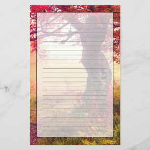 Herrliche Landschaft mit Herbstbäumen im Wald Briefpapier