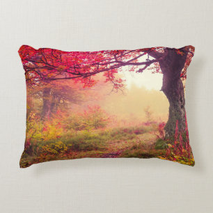 Herrliche Landschaft mit Herbstbäumen im Wald Zierkissen