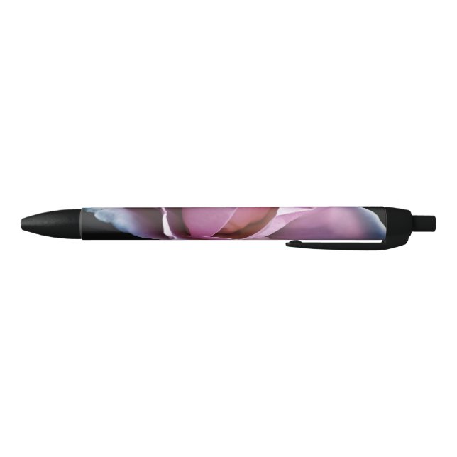 Herrliche rosa Rose auf Schwarzem Kugelschreiber (Unterseite)